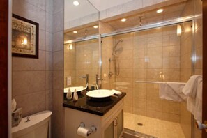 Dusche, Haartrockner, Handtücher, Seife