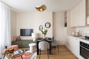 Kjøleskap, mikrobølgeovn, ovn og oppvaskmaskin