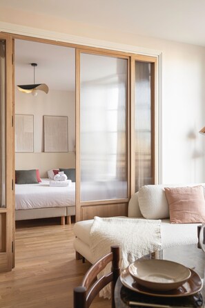 2 bedrooms, iron/ironing board, free WiFi, bed sheets