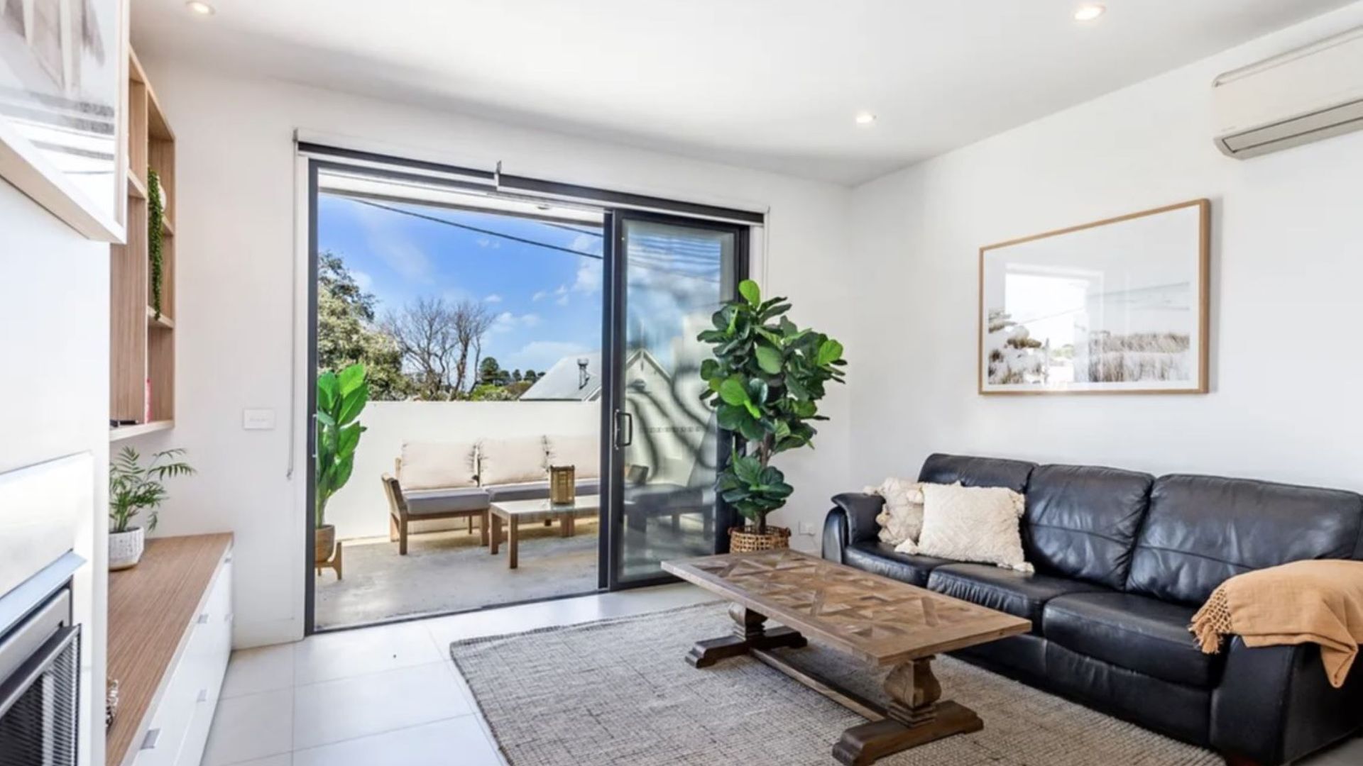 Smart TV, chimenea y libros 