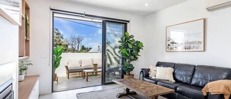 Smart TV, chimenea y libros