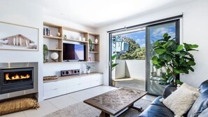 Smart TV, chimenea y libros 