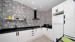 Coffee/tea maker, fridge, microwave, stovetop - This apartment is a 3 bedroom(s), 1 bathrooms, located in Portimão, Faro. (Portimao)