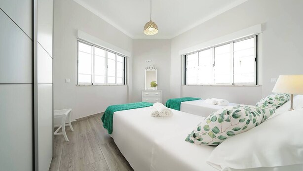 3 bedrooms, iron/ironing board, free WiFi, bed sheets - This apartment is a 3 bedroom(s), 1 bathrooms, located in Portimão, Faro. (Portimao)