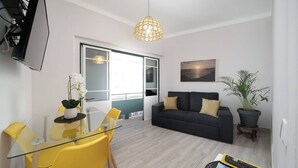 TV, offices - This apartment is a 3 bedroom(s), 1 bathrooms, located in Portimão, Faro. (Portimao)