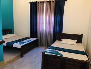 Roupas de cama antialérgicas, escrivaninha, Wi-Fi de cortesia