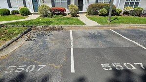 Un parcheggio con due posti delimitati, ognuno con il numero 5507.