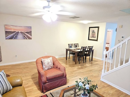 TV. 3BR Retreat • Perfect for Groups • Near Downtown