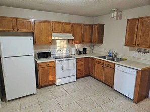 Fridge, microwave, oven, stovetop - 3BR Retreat • Perfect for Groups • Near Downtown (Raleigh)