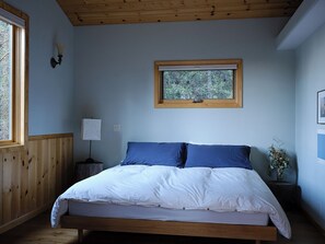 3 bedrooms, desk, iron/ironing board, free WiFi - Light filled 3-bedroom cabin with a stone fireplace in magical Idyllwild, CA (Idyllwild-Pine Cove)