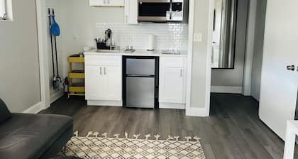 Quiet studio in New Port Richey Downtown. Apartment B