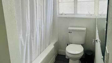 Séchoir à cheveux, serviettes fournies, savon, papier de toilette