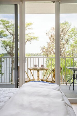 3 chambres, bureau, fer et planche à repasser, lit parapluie