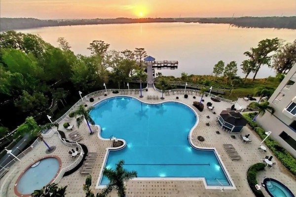 Een buitenzwembad en een verwarmd zwembad