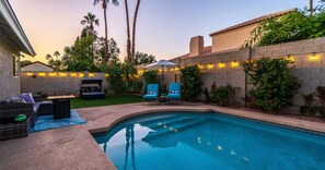 Utendørsbasseng og et oppvarmet basseng