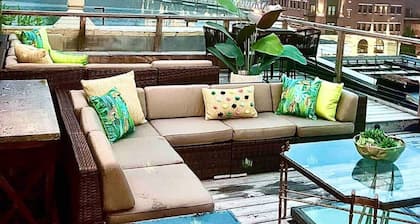 Lumberjack Inn 2300 sq.ft in DT with a rooftop