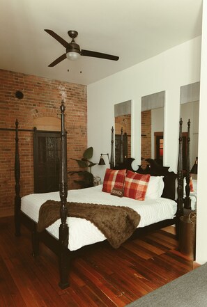 4 bedrooms, desk, iron/ironing board, free WiFi