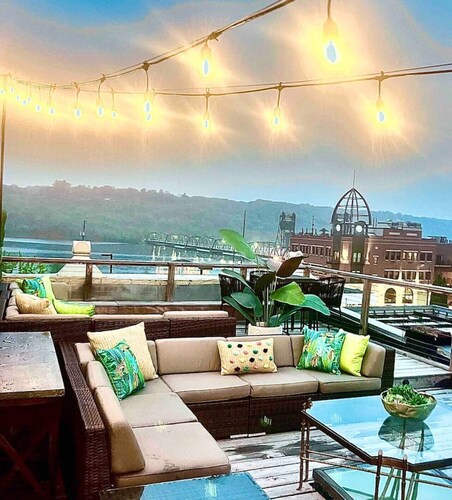 Lumberjack Inn 2300 sq.ft in DT with a rooftop