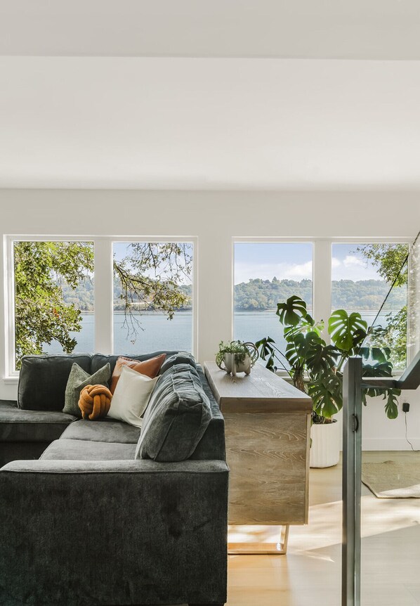 Smart TV, fireplace, books - Modern Home with private beach on St Croix River (Lakeland)