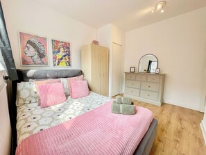 3 bedrooms, desk, iron/ironing board, travel cot