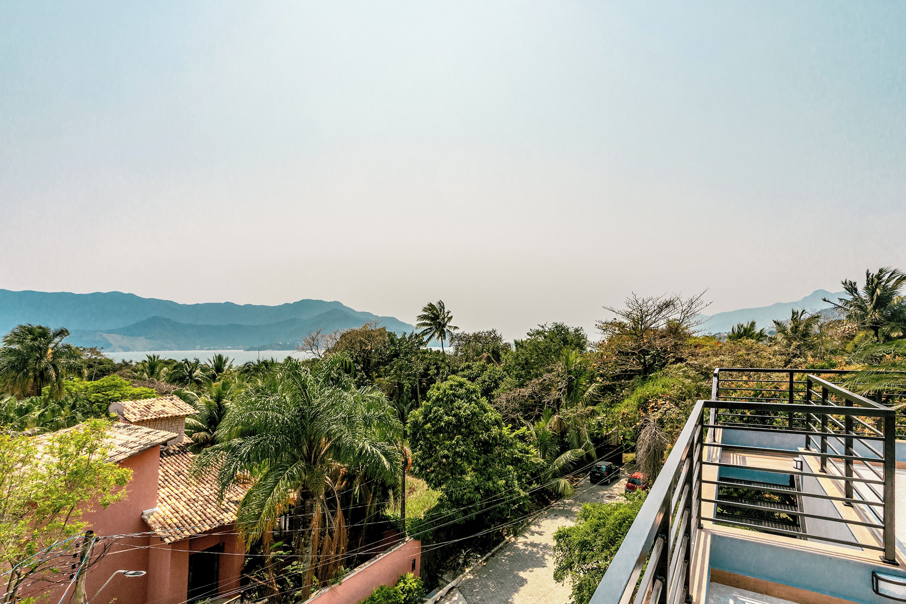 Zona residencial con vistas a montañas y una masa de agua.
