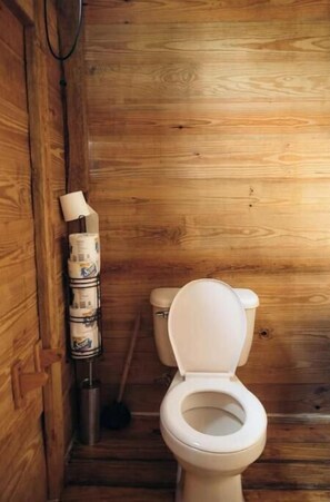 Toallas, jabón, shampoo, papel de baño 