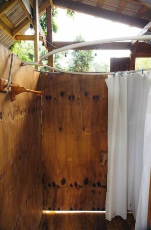 Toallas, jabón, shampoo, papel de baño 