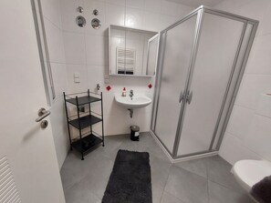 Shower, hair dryer, towels, soap - Neckar idyll with castle view in an upscale apartment and covered terrace (Neckarsteinach)