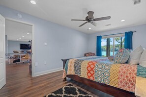 5 chambres, bureau, fer et planche à repasser, lit parapluie