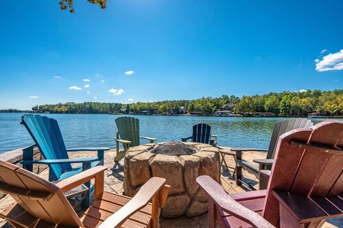 Luxurious Lakefront Retreat