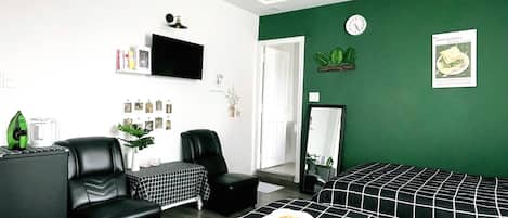 Habitación cuádruple estándar, vista a la ciudad | Escritorio, espacio para trabajar con laptop y cortinas blackout