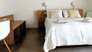 1 室のベッドルーム、デスク、WiFi (無料)、ベッドシーツ