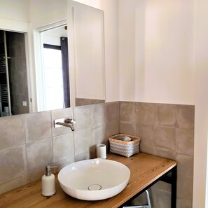 Shower, eco-friendly toiletries, hair dryer, towels - La Crosona 1 Accessible Apartment in the Countryside (Lazise)