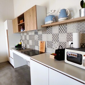 Fridge, microwave, stovetop, coffee/tea maker - La Crosona 1 Accessible Apartment in the Countryside (Lazise)