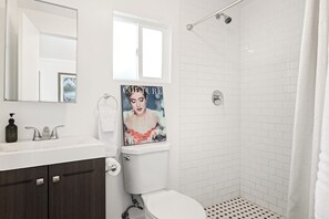 Serviettes fournies, savon, papier toilette