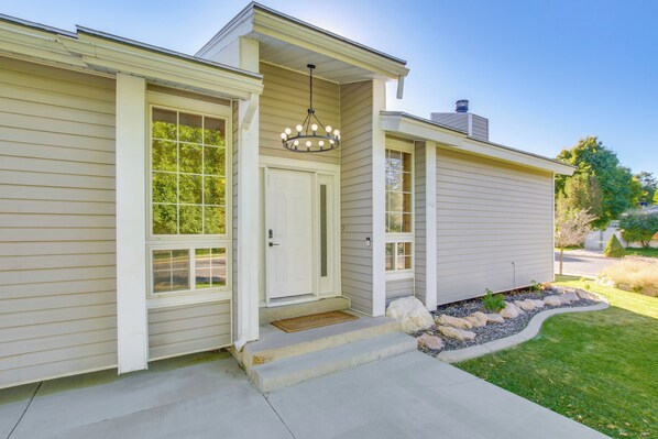 Exterior detail - Smithfield Retreat: Ideal for Family Gatherings! (Smithfield)