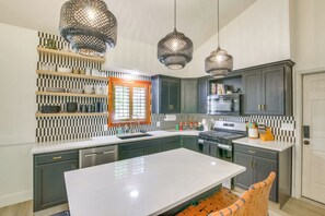Fridge, microwave, oven, stovetop - Smithfield Retreat: Ideal for Family Gatherings! (Smithfield)