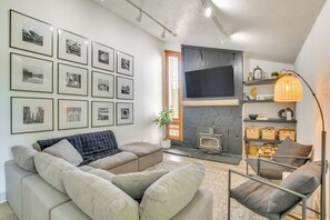 TV - Smithfield Retreat: Ideal for Family Gatherings! (Smithfield)