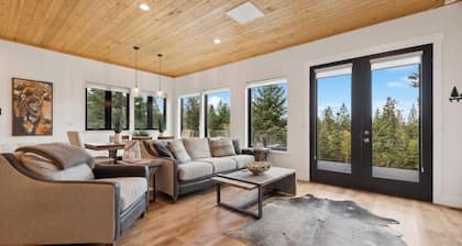 Idyllic 5BD Montana Home w/ private hot tub, fire pit & amazing views! Sleep 8!