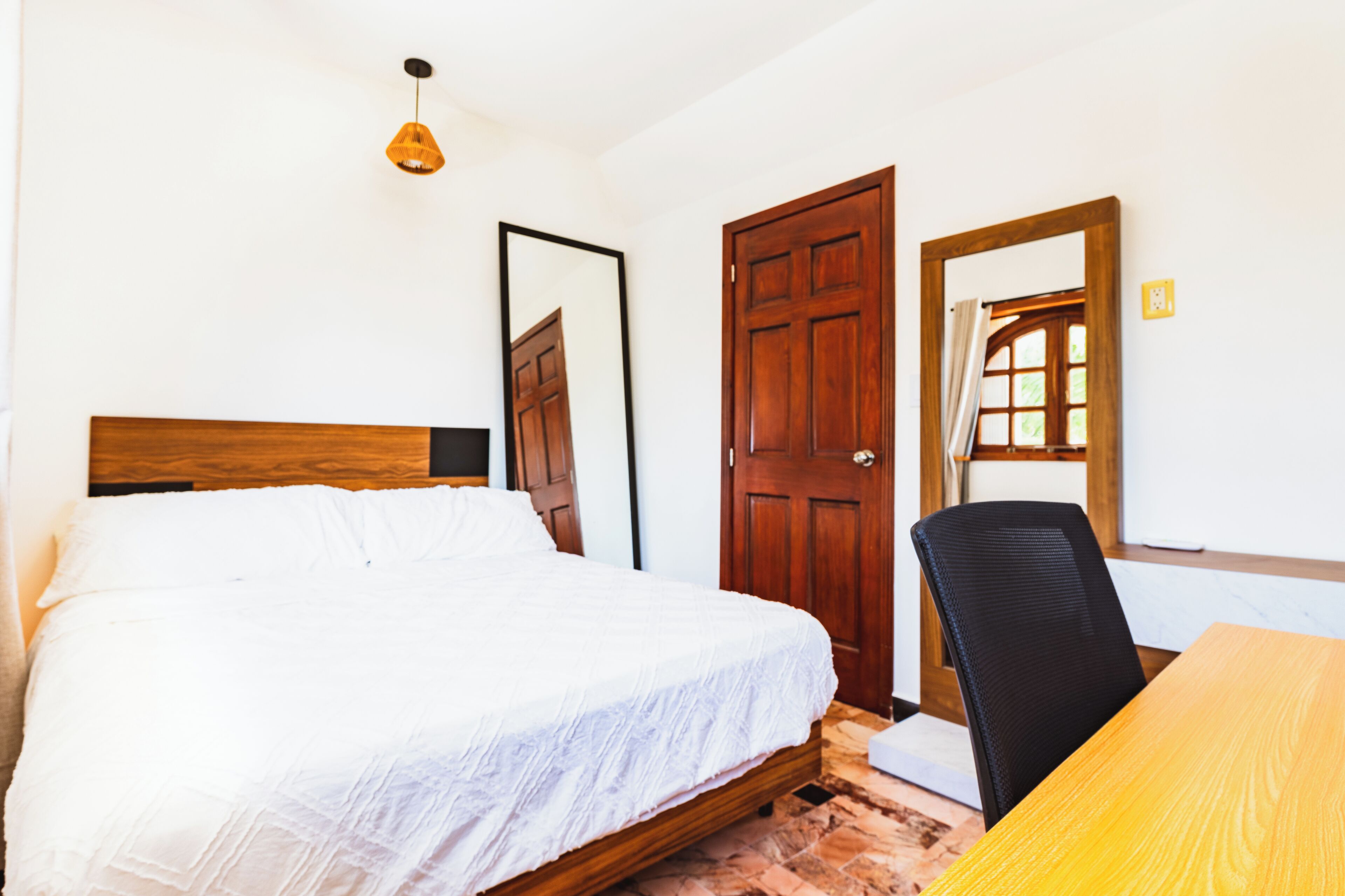 2 chambres, coffres-forts dans les chambres, bureau