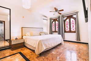 2 sovrum, värdeförvaringsskåp på rummet och skrivbord