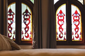 2 chambres, coffres-forts dans les chambres, bureau