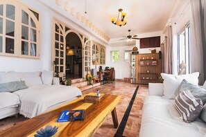 Smart-tv, böcker, en stereo och printers