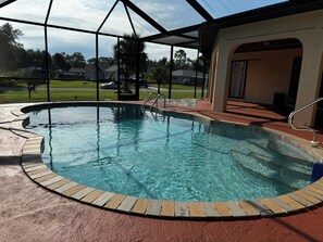 Een verwarmd zwembad