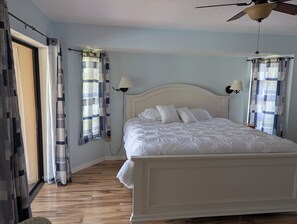 3 slaapkamers, een bureau, een strijkplank/strijkijzer, reisbedje