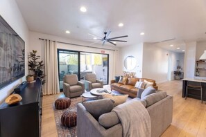 Smart-tv, videospil, bordfodbold, bordtennisbord