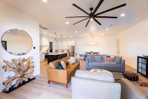 Smart-tv, videospil, bordfodbold, bordtennisbord