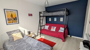 3 chambres, bureau, fer et planche à repasser, lit parapluie