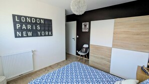 3 habitaciones, escritorio y tabla de planchar con plancha