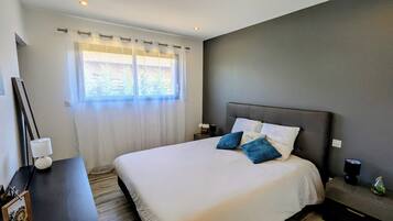 3 chambres, bureau, fer et planche à repasser, lit parapluie